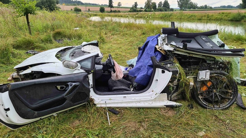 Am Sonntag verlor ein 19-jähriger Fahrer auf der B15neu bei Schierling die Kontrolle über seinen Lamborghini Huracan und kam nach rechts von der Fahrbahn ab.