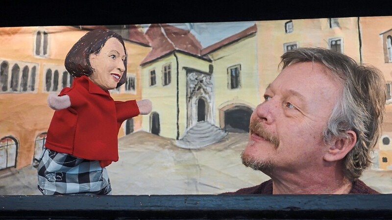 In seinem Stück für die Humorausstellung im "Kunst- und Gewerbeverein" darf Puppenspieler Christoph Maltz an die Politik. Manche Akteure sind ihm aus dem wahren Leben wohlbekannt.
