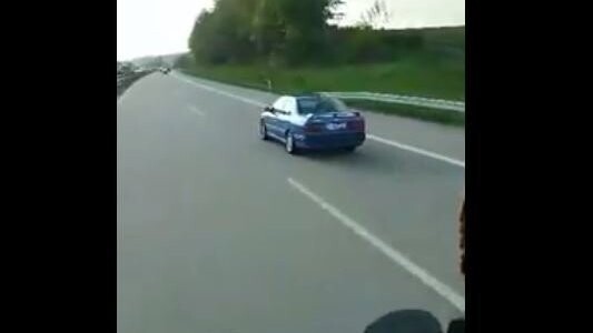 Direkt aus dem Führerhaus eines Lastwagens wurde dieses Video auf der A3 bei Straubing aufgenommen. Es schlägt momentan auf Facebook hohe Wellen. Mittlerweile beschäftigt sich die Polizei mit dem Fall.