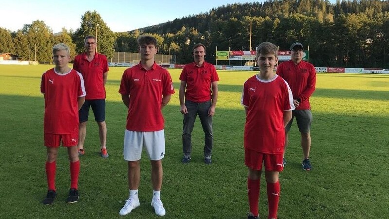 Die jungen Kicker, Hansi Liebl vom Trainerstab und die Vorstände Alfons Blattner, Ludwig Koholka und Thomas Loderbauer freut es: Dank zahlreicher Sponsoren kann die SpVgg die Fußballschule auch heuer anbieten.