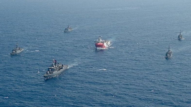 Das türkische Forschungsschiff "Oruc Reis" (M.) fährt in Begleitung türkischer Kriegsschiffe über das Mittelmeer (Archivfoto). Die Spannungen im Streit um Erdgas im östlichen Mittelmeer dauern an.