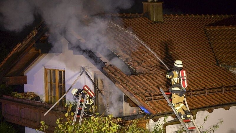 Im Landkreis Passau brannte der Dachstuhl eines Einfamilienhauses.