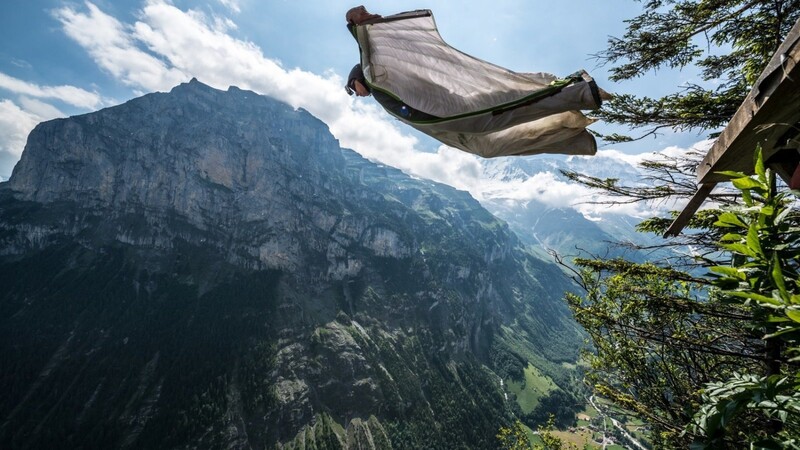 In der Schweiz kein Problem, am Watzmann sehr wohl: Sogenannte Base-Jumper dürfen dort nicht springen. Ein Extremsportler, der das trotzdem tat, muss sich jetzt für seinen Sprung verantworten.