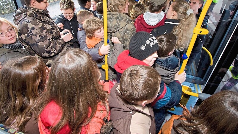 Die Schüler beklagen, dass es in Schulbussen zu oft zu wenige Sitzplätze gibt. Zehn bis 15 Fahrgäste müssen in einigen RVV-Linien "maximal" stehen, räumt Geschäftsführer Josef Weigl ein, von einem Mangel an Sitzplätzen sei aber nicht zu reden.