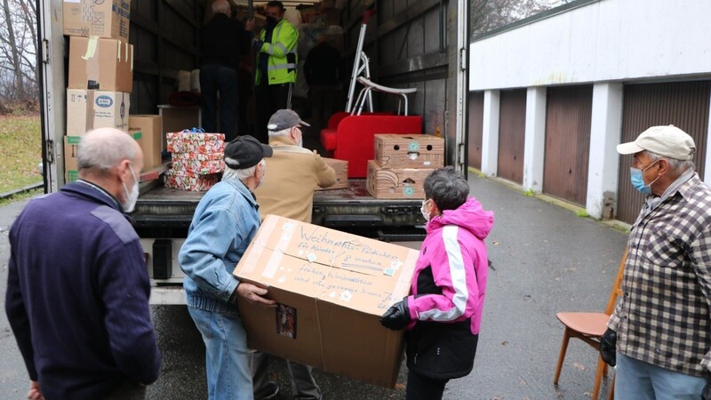 Um den Transporter mit Hilfsgütern für Bulgarien zu beladen, trafen sich am Mittwoch viele Helfer.