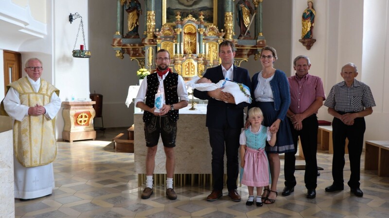 Pfarrer Augustin Sperl mit der Familie des Täuflings (auf dem Arm des Paten), mit im Bild auch Großvater und Urgroßvater - jeweils Johann Baptist Seiderer