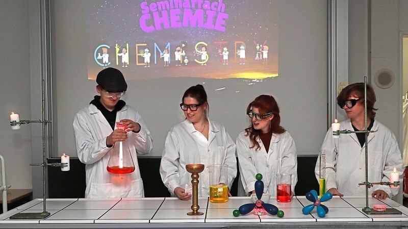Die Seminaristen des Chemie-Seminars bereiten sich auf das Experiment vor.