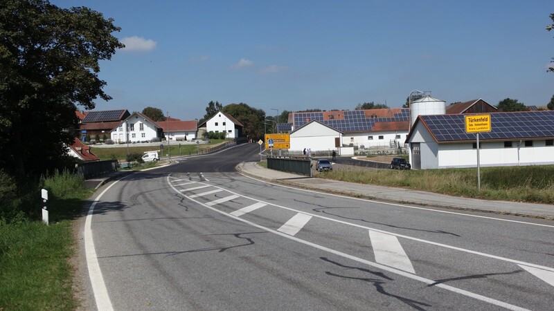 Die Verkehrssicherheit an der Kreuzung in Türkenfeld wurde verbessert. Hier treffen die Staatsstraße 2143 von Landshut nach Rottenburg und die Kreisstraße LA 36 von Schmatzhausen nach Andermannsdorf aufeinander.