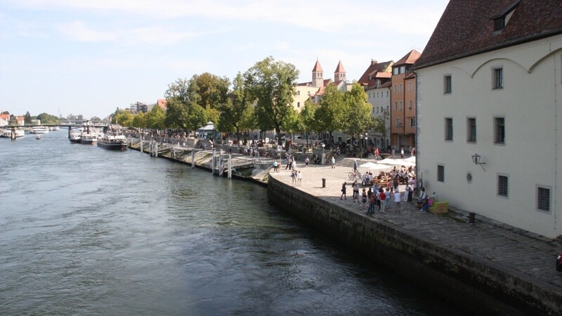 Auf der Donau ist in Regensburg ein Boot gekentert. (Symbolbild)