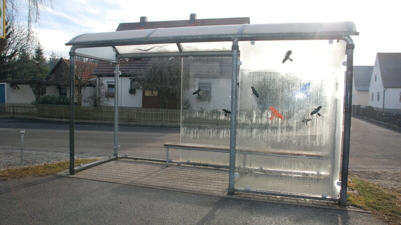 An der Bushaltestelle gegenüber des Gasthauses Krodringer wurden die Scheiben des Bushäuschen eingeschlagen. (Fotos: cw)