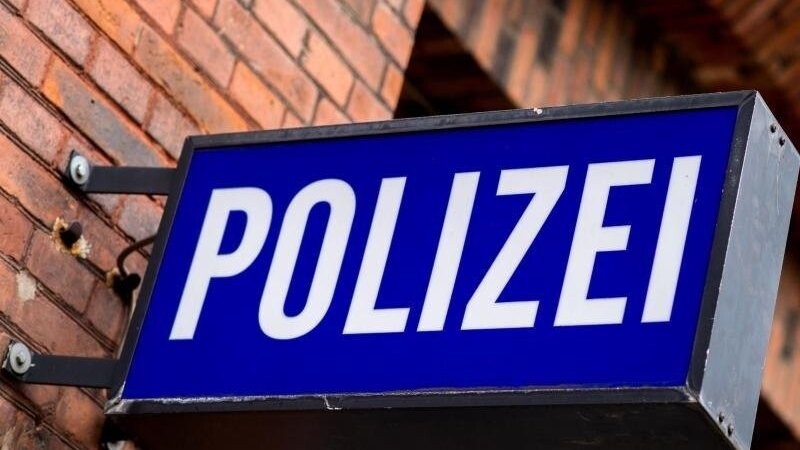 Der Schriftzug "Polizei" auf einem Schild am Gebäude einer Polizeiinspektion. (Symbolbild)