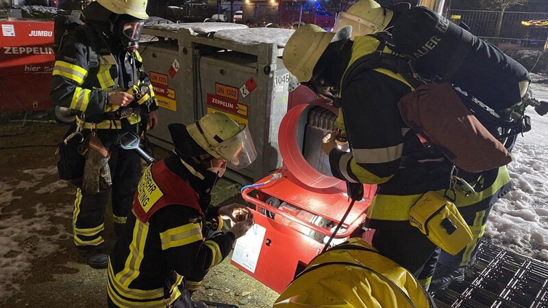 Ein Atemschutztrupp der Feuerwehr Bad Kötzting untersucht ein Heizgerät.