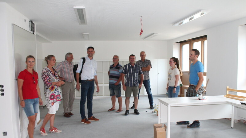 Marktgemeinderäte mit Bürgermeister Andreas Liebl (Vierter von links) machten sich ein Bild vom Baufortschritt im neuen Kinderhort.