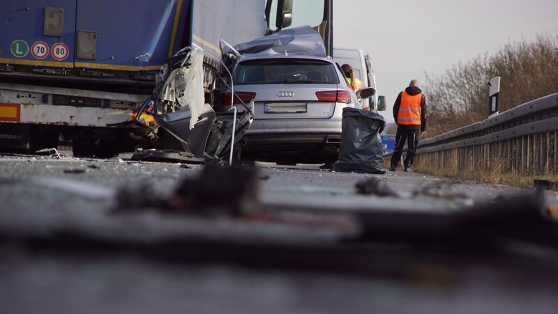 Auf der A3 zwischen Wörth an der Donau und Kirchroth sind am Montag ein Auto und ein Lastwagen zusammengestoßen.