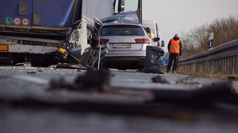 Auf der A3 zwischen Wörth an der Donau und Kirchroth sind am Montag ein Auto und ein Lastwagen zusammengestoßen.