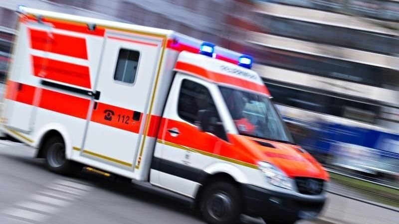 Nach einem Sturz auf einer Baustelle in Eggenfelden musste am Mittwoch ein Arbeiter schwer verletzt in ein Krankenhaus gebracht werden (Symbolbild).