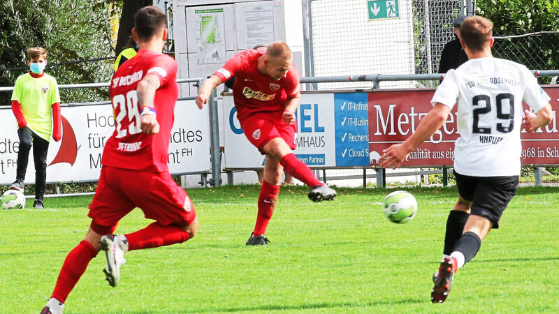 Buchbachs Tobias Sztaf erzielt kurz vor dem Spielende den 1:1-Ausgleich im Lokalderby gegen den TSV 1860 Rosenheim.