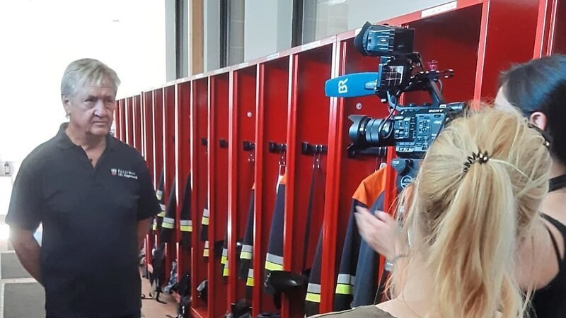 Ein Kamerateam des Bayerischen Rundfunks drehte am Donnerstag unter anderem in Wiesenter Feuerwehrhaus. Dort interviewten zwei TV-Journalistinnen den Kreisbrandrat Wolfgang Scheuerer.
