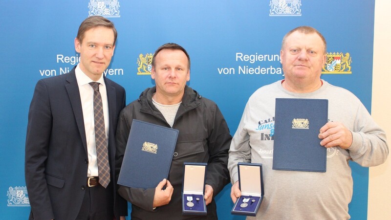 Bei der Verleihung in München (von links): Regierungspräsident Rainer Haselbeck, Martin Räder und József Jónás.