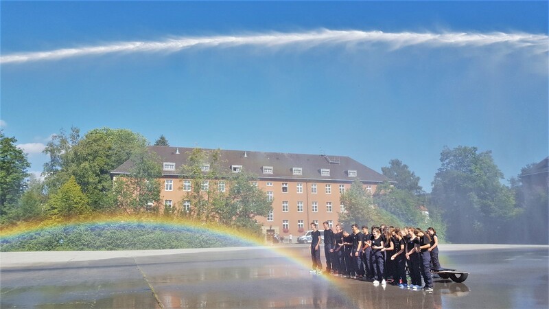 Challenge-Impression bei der Wasserwerfer-Präsentation mit Wasserstrahl und Regenbogen.
