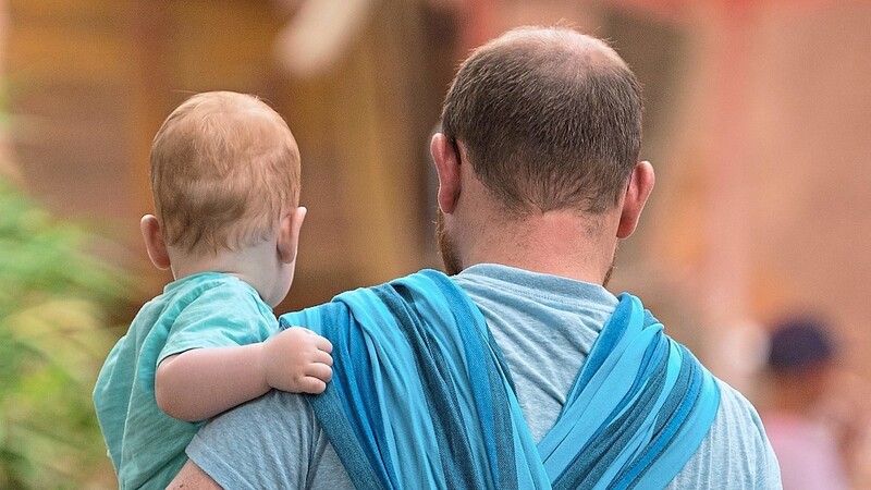 Nur jeder sechste Vater in Bayern bezieht mehr als zwei Monate Elternzeit. Von der Gesellschaft wird die Hauptverantwortung für die Sorge um Kinder noch immer Müttern zugeschrieben.
