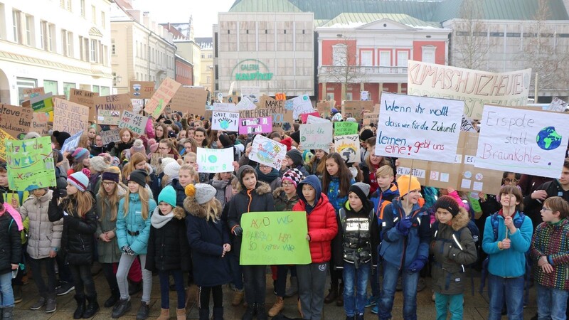 Etwa 1.500 Schüler waren am Freitagmittag am Neupfarrplatz auf der Straße.