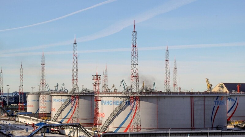 Tanks des russischen Staatsunternehmens Transneftim Ölterminal von Ust-Luga. Die EU-Staaten haben sich auf die Höhe eines Preisdeckels für russisches Öl geeinigt.