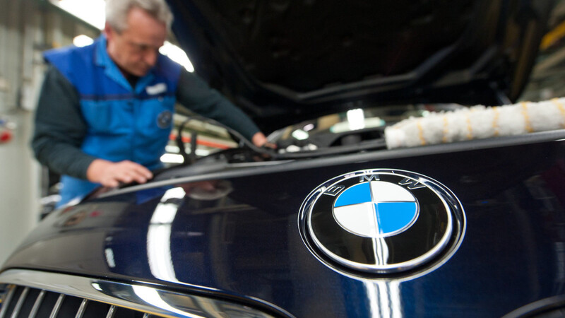 Der Autobauer BMW will die Erfolgsbeteiligung der Mitarbeiter deckeln und erwägt Kürzungen beim Weihnachtsgeld.