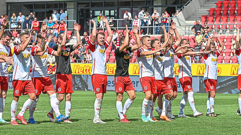 Perfekter Start in die neue Saison: Die Jahn-Spieler jubeln nach dem 3:0-Sieg über Sandhausen zusammen mit ihren Fans auf der Hans-Jakob-Tribüne.