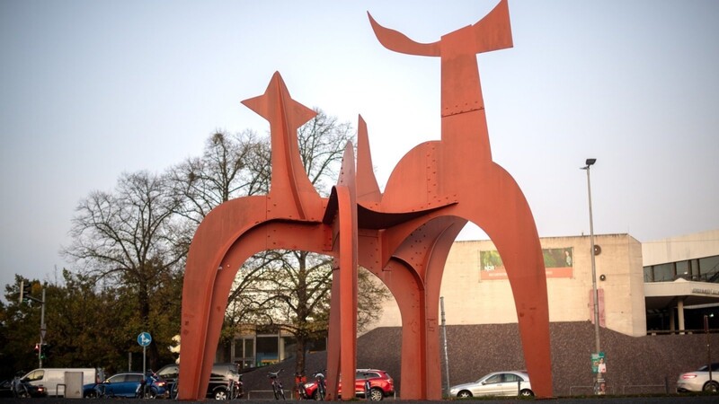 In Niedersachsen wurde eine Skulptur vom Bund der Steuerzahler kritisiert. Sie steht am Nordufer des Maschsees.