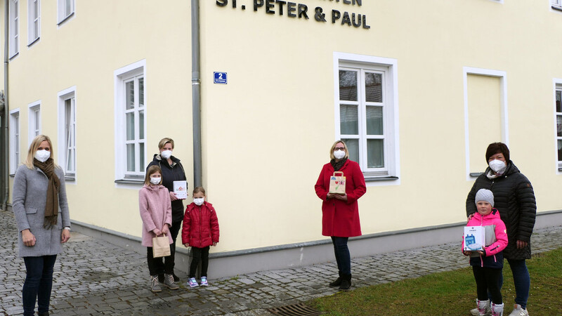 Susanne Gallwitz, Bettina Kerscher und Birgit Fröschl (von links) übergeben den Erlös aus der Kochbuchaktion an die Leiterin des Hauses für Kinder, Kerstin Strebl (Dritte von links).