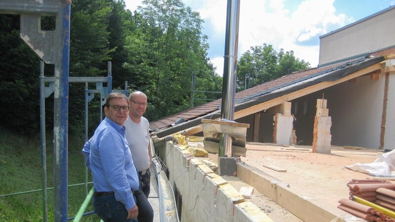 Bürgermeister Franz Wittmann (li.) und Christian Erntner von der Zimmerei Holzbau Erntner aus Regen auf der Baustelle im Kindergarten Sonnenblume in Blossersberg.