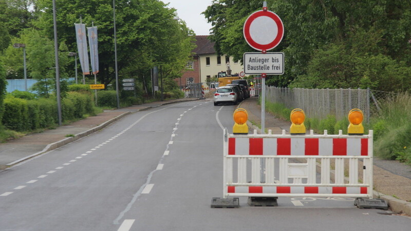 Am Steinweg gibt es derzeit kein Durchkommen für Autofahrer wegen der Erschließungsarbeiten für das neue Baugebiet an der Carl-Zeiss-Straße.