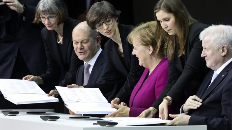 Nach einer langen Hängepartie unterzeichnen Olaf Scholz (l.), Angela Merkel und Horst Seehofer am 12. März 2018 den Koalitionsvertrag.