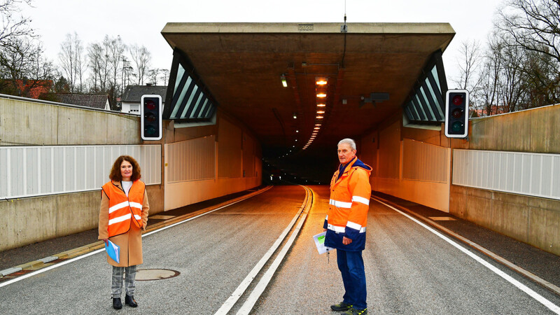 Tunnelmanagerin Christine Huber und "Mister Westtangente" Franz Piller vor dem Tunnelausgang Richtung Süden. Gut zu erkennen sind die Lärmschutzeinrichtungen an den Wänden und die Lärmschutzverglasung mit Vogelschutz.