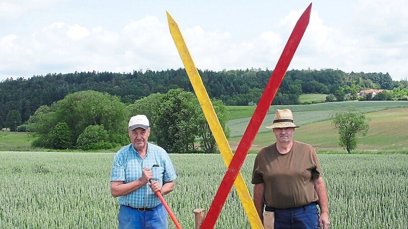 Josef Zimmerer (links) und Hans Rösch installierten auf ihren Grundstücken Kreuze und möchten damit zeigen, wo die Trasse möglicherweise verlaufen könnte.