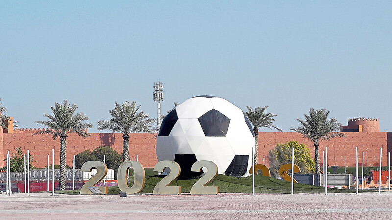 Ein übergroßer Fußball auf einem Kreisverkehr vor dem Al-Shamal-Stadion. Die deutsche Nationalmannschaft wird in diesem Stadion während der Fußball-Weltmeisterschaft in Katar trainieren. Dass in der Wüste gekickt wird, sehen Fußballtrainer aus der Region Regensburg kritisch.