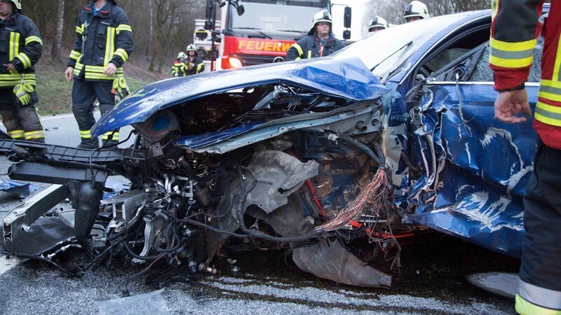 Bei einem Unfall auf der B299 bei Geisenhausen sind am Montag sechs Menschen verletzt worden.