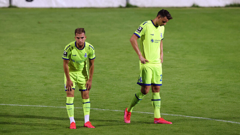 Enttäuschte Duisburger nach der Niederlage gegen Viktoria Köln.