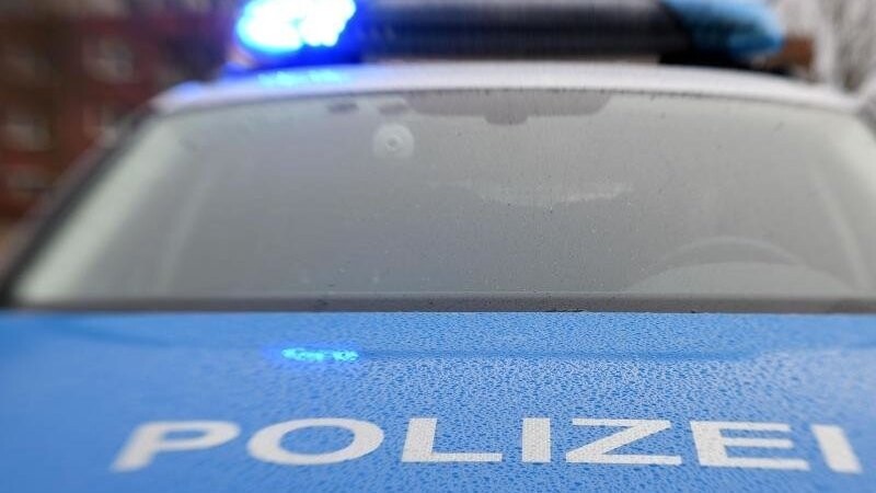 Im Landkreis Straubing-Bogen erwischte die Polizei mehrere Personen, als sie illegal an einem Weiher feierten (Symbolbild).