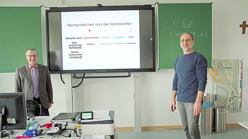 Rektor Herbert Münch (links) und Systemadministrator Christian Breuherr präsentieren eines der neu angeschafften interaktiven Boards.