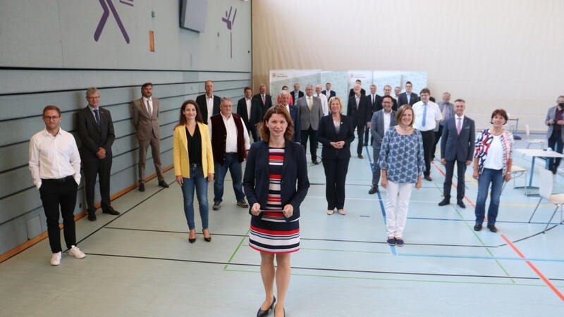 Landrätin Tanja Schweiger mit den frisch vereidigten 29 neuen Kreisräten.