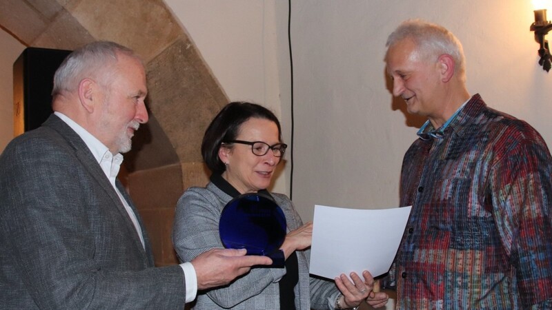 Dr. Hermann Hage und Bürgermeisterin Gertud Maltz-Schwarzfischer überreichen den Ausbilderpreis 2018 an Armin Kainz, Ausbilder in der Holzwerkstatt.