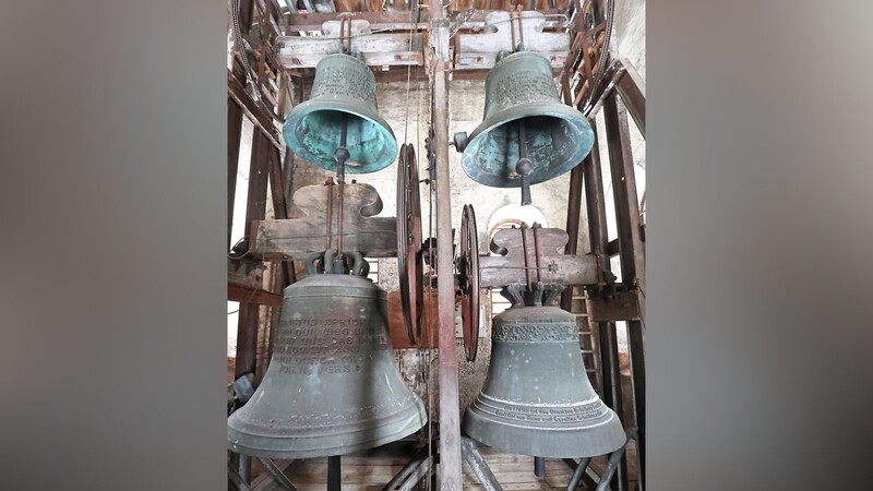 Die älteste Glocke der Christuskirche (rechts) wurde bereits zum Bau der Kirche gestiftet. Sie hat als einzige der vier Glocken zwei Weltkriege überdauert.
