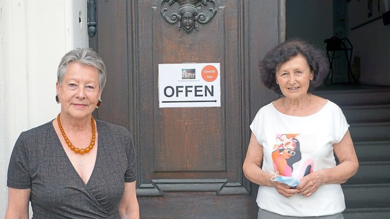 Leiterin Renate Buchberger (links) und Mitarbeiterin Brigitte Berg freuen sich über die Wiedereröffnung des Stadtmuseums.