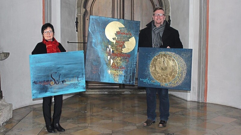 Evi Schötz und Pfarrvikar Markus Meier mit einem Teil der Kunstinstallation, die beim Gottesdienst zu sehen sein wird.