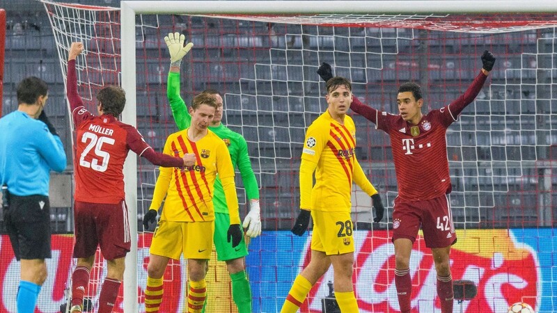 Mit sechs Siegen aus sechs Spielen marschieren die Bayern um die beiden Torschützen Jamal Musiala (r.) und Thomas Müller (2.v.l.) ins Achtelfinale der Champions League.