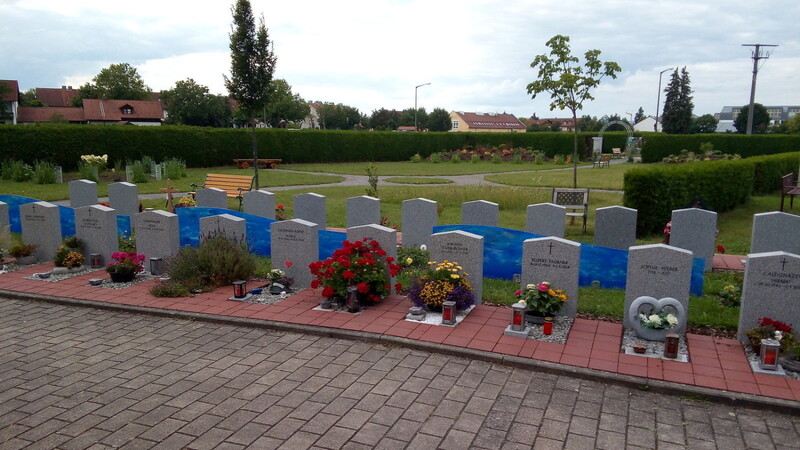 Der würdevoll gestaltete Urnenbereich im Friedhof Ittling. Eine große und mehrere kleine Bänke im Wert von 1000 Euro wurden gespendet.