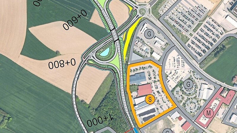 Die im Rat vorgestellte Planung: Die B 299 verläuft über eine Brücke, die dem Gelände angepasst wird. Darunter ist die neue Anbindung ans Gewerbegebiet. Die gelb markierten Flächen werden zurückgebaut. Das hellblaue Regenrückhaltebecken ist der tiefste Geländepunkt.