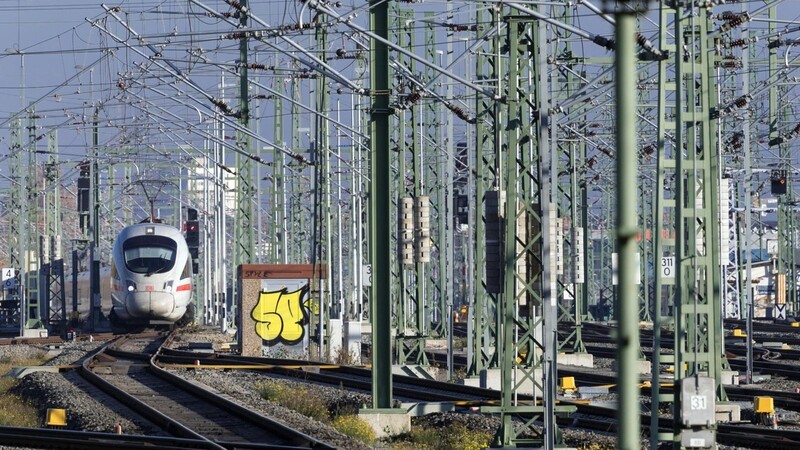 Das Schienennetz der Deutschen Bahn soll nun weiter ausgebaut werden, wie Bundesverkehrsminister Scheuer bekannt gab.